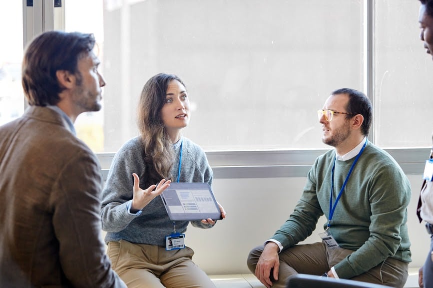 project-manager-discussing-with-team-agile-methodology